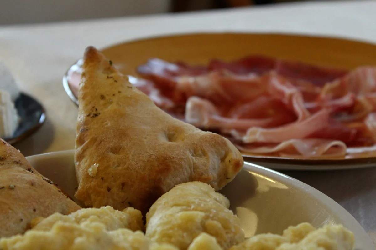 Antipasto Romanè con salumi e focaccia calda